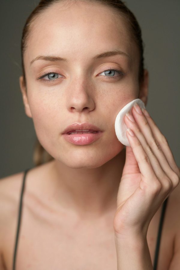 lady applying Advanced Refined Retinol Serum with Bakuchiol